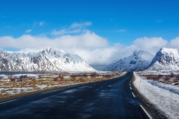 invierno en noruega. - norway chalet nordic countries bay fotografías e imágenes de stock