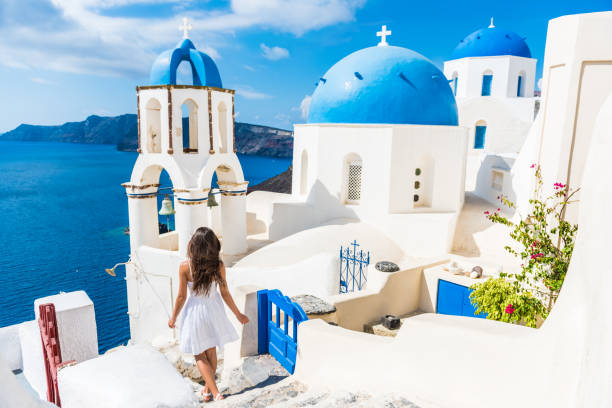 santorini travel tourist woman on vacation in oia - greek culture greece text classical greek imagens e fotografias de stock