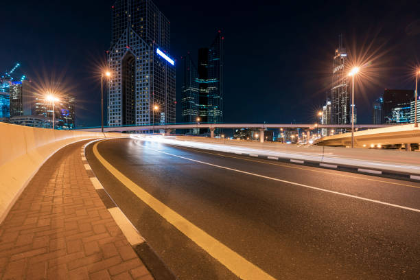 traffico autostradale a dubai, emirati arabi uniti - light rail sheikh zayed road street united arab emirates foto e immagini stock