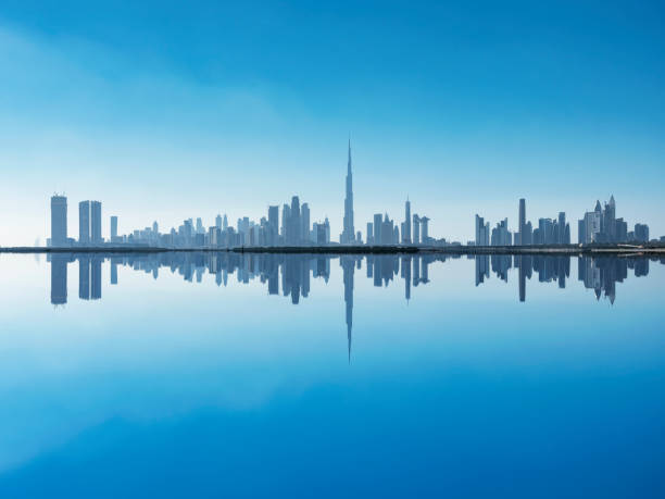 skyline urbana em dubai - building exterior urban scene cityscape clear sky - fotografias e filmes do acervo