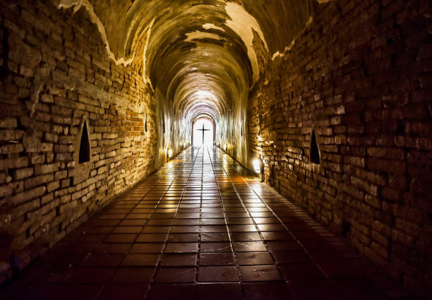 silhouette de la croix au bout du tunnel - spirituality light tunnel light at the end of the tunnel photos et images de collection