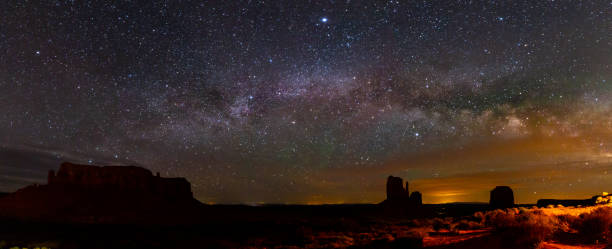 galaxie über monument valley - monument valley usa panoramic stock-fotos und bilder