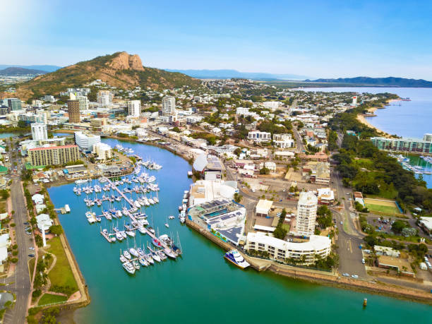 aussicht auf den hafen von townsville auf den yacht club marina, den strand und den castle hill - travel nautical vessel commercial dock pier stock-fotos und bilder