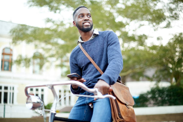 a mobilidade é uma obrigação para o empreendedor moderno - african descent cycling men bicycle - fotografias e filmes do acervo