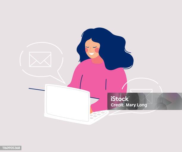 컴퓨터 쓰기 메시지와 아이콘 봉투에 앉아 미소 여자는 그녀의 주위에 연설 거품에 떠 전자메일에 대한 스톡 벡터 아트 및 기타 이미지 - 전자메일, 쓰기, 보내기