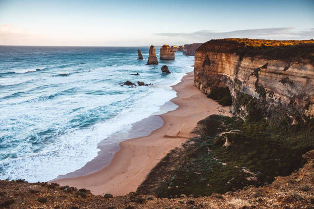 zwölf apostel in australien - australian culture landscape great ocean road beach stock-fotos und bilder
