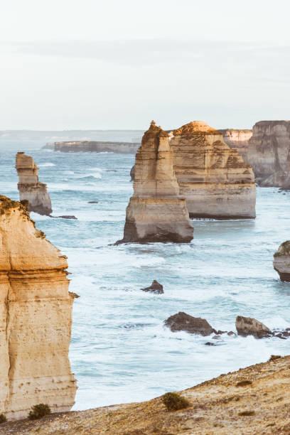 zwölf apostel in australien - australian culture landscape great ocean road beach stock-fotos und bilder