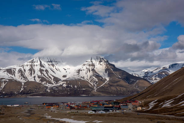 spitzbergen panoramablick mit gebirge spitzbergen - insel spitzbergen stock-fotos und bilder