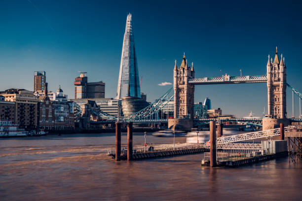 pont de tour, le shard et l'hôtel de ville dans la ville de londres - image de stock - london england sunlight morning tower bridge photos et images de collection