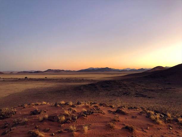 schöne wüstensanddünen und landschaft bei sonnenaufgang - african sunrise stock-fotos und bilder