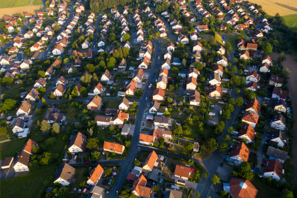 aire de barrio residencial - aerial view building exterior suburb neighbor fotografías e imágenes de stock