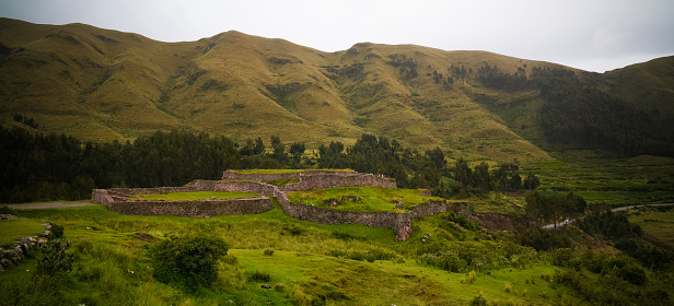 Vista a las ruinas de Puca Pucara también conocida como Fortaleza Roja, Cuzco, Perú photo