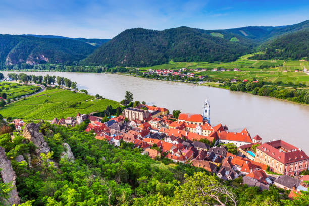 オーストリアのダーンシュタイン - danube river danube valley austria valley ストックフォトと画像