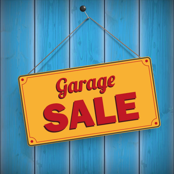 podpisywać garaż sprzedaż drewniany tło - garage sale stock illustrations