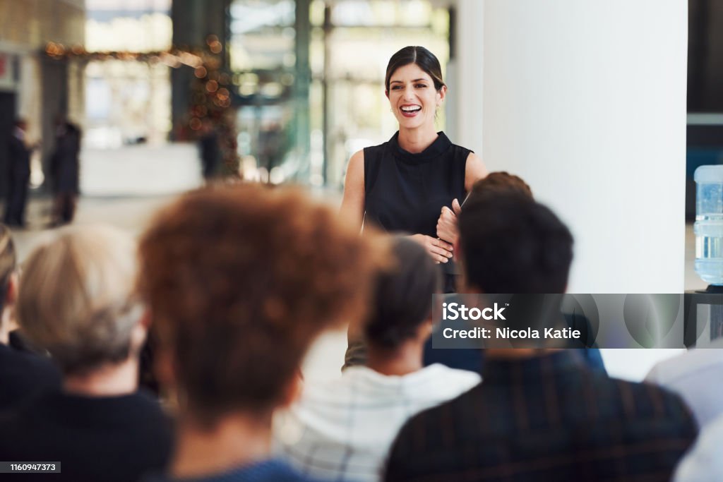 Restez à jour avec les tendances en apprenant de puissants orateurs - Photo de Stage de formation libre de droits