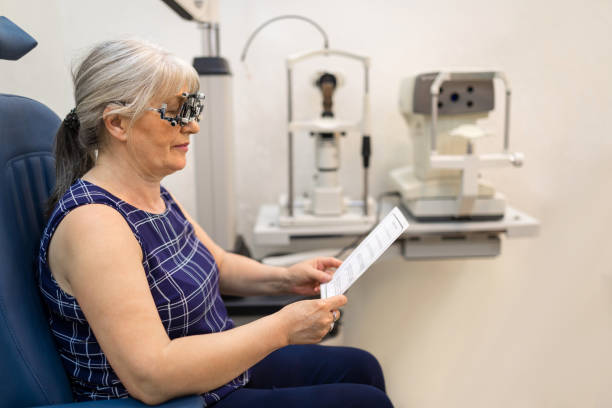 texto da leitura da mulher durante o exame de olho - patient senior adult optometrist eye exam - fotografias e filmes do acervo