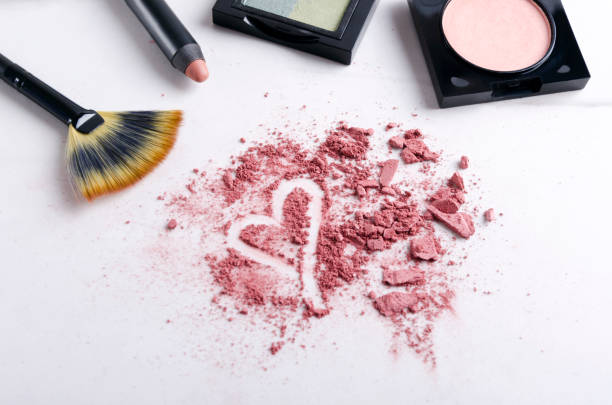 os produtos da composição, pó esmagado do blush, forma do coração são um símbolo da composição do amor - face powder fotos - fotografias e filmes do acervo