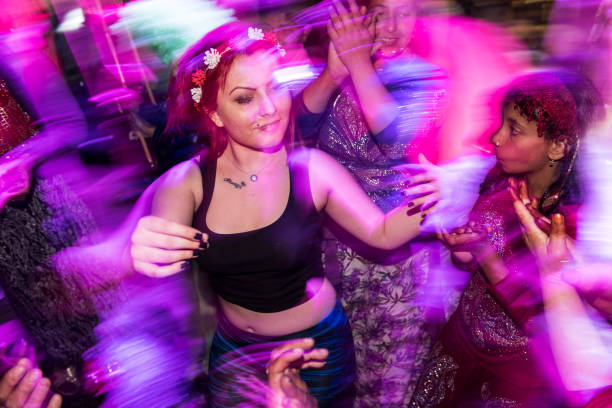 tanzende frauen zur roma-musik während der kakava 2017 in edirne. - gipsy party stock-fotos und bilder