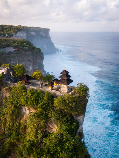 bali, indonezja, widok z lotu ptaka na świątynię uluwatu o wschodzie słońca - kuta beach zdjęcia i obrazy z banku zdjęć