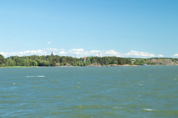 vista do mar para estacionar o mundo de moomin no dia de verão ensolarado, naantali, finlandia - moomin world - fotografias e filmes do acervo