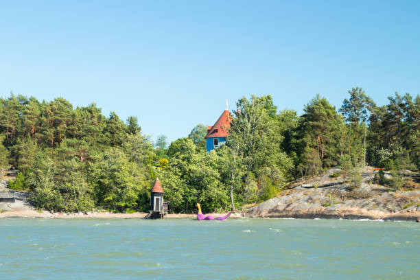 vista do mar para estacionar o mundo de moomin no dia de verão ensolarado, naantali, finlandia - moomin world - fotografias e filmes do acervo