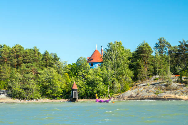 vista dal mare per parcheggiare il mondo moomin nella soleggiata giornata estiva, naantali, finlandia - moomin world foto e immagini stock