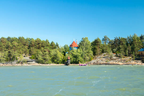 vista dal mare per parcheggiare il mondo moomin nella soleggiata giornata estiva, naantali, finlandia - moomin world foto e immagini stock