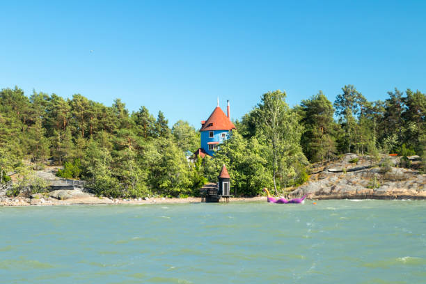 vista dal mare per parcheggiare il mondo moomin nella soleggiata giornata estiva, naantali, finlandia - moomin world foto e immagini stock