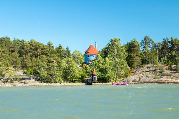 vista do mar para estacionar o mundo de moomin no dia de verão ensolarado, naantali, finlandia - moomin world - fotografias e filmes do acervo