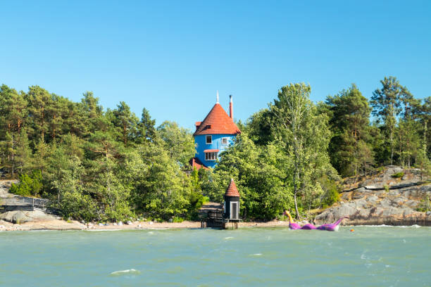 vista dal mare per parcheggiare il mondo moomin nella soleggiata giornata estiva, naantali, finlandia - moomin world foto e immagini stock