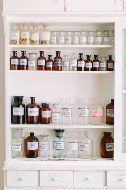 старые стеклянные горшки для химических веществ в старой аптеке - retro revival traditional photography classic equipment стоковые фото и изображения