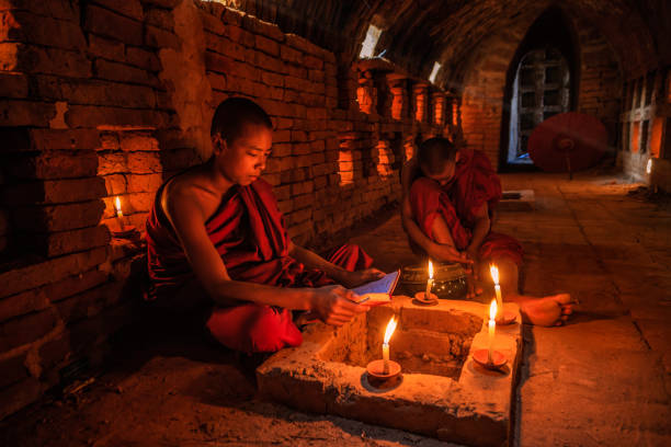 미얀마 사원 내부를 고민하는 초보 승려 - buddhism monk book zen like 뉴스 사진 이미지