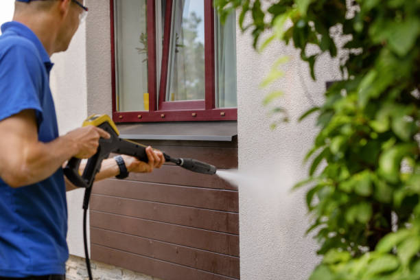 service de nettoyage de façade de la maison. mur de lavage d'homme avec laveuse à haute pression - façade photos et images de collection