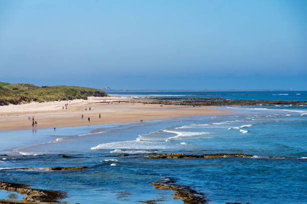 plaża north sunderland - bamburgh beach zdjęcia i obrazy z banku zdjęć