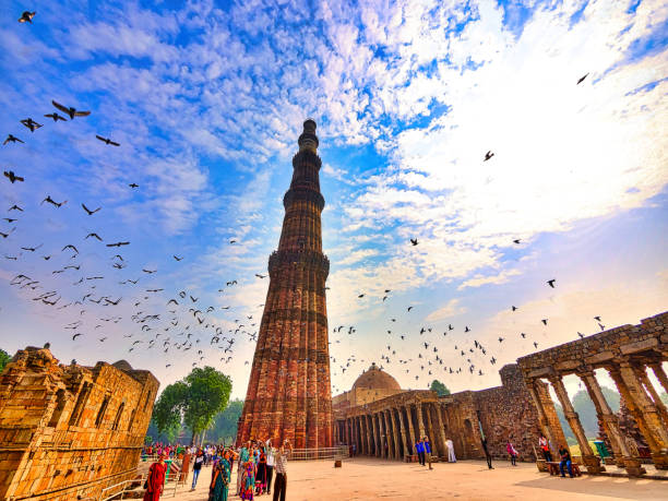 qutub minar e i suoi monumenti, delhi - india new delhi architecture monument foto e immagini stock