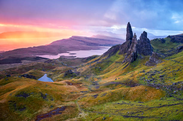 view over old man of storr, wyspa skye, szkocja - landscape scotland scottish culture isle of skye zdjęcia i obrazy z banku zdjęć