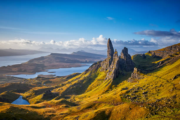 vue au-dessus du vieil homme de storr, isle of skye, ecosse - écosse photos et images de collection