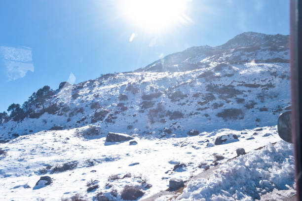 słońce na szczycie pokrywy śnieżnej himalajski zasięg. zamarznięty szczyt rocky wypełniony głębokim śniegiem oświetla wschodzące światło słoneczne w mroźny zimowy dzień. błękitne niebo. bez chmury. droga do słońca. malownicze piękno p - cliff mountain winter snow zdjęcia i obrazy z banku zdjęć
