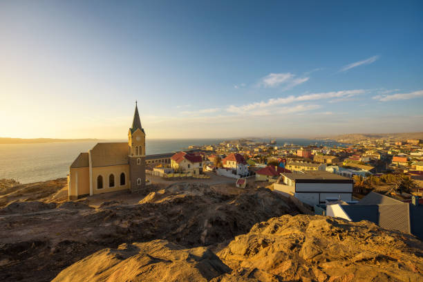 luderitz em namíbia com a igreja luterana chamada felsenkirche no por do sol - luderitz city - fotografias e filmes do acervo