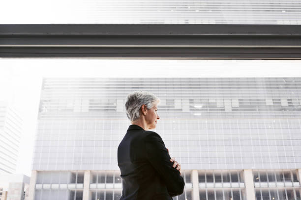 immaginate che poi farlo accadere - looking through window window business women foto e immagini stock