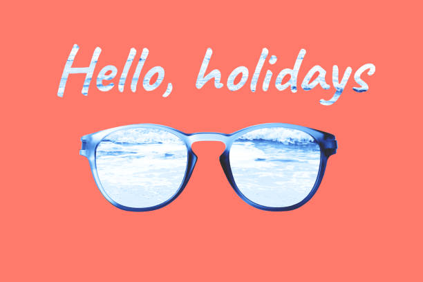 un collage sur fond de corail, des lunettes comme cadre pour l'image du surf de l'océan, citation motivationnelle inspirante: hello, holidays - coral break photos et images de collection
