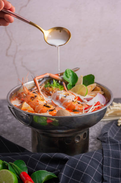 tom yum kung. comida tailandesa mariscos hot pot. comida de estilo tailandés tradicional. - tom tom yum meal soup fotografías e imágenes de stock
