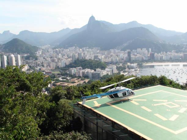 rio de janeiro skyline et tourisme hélicoptère tour scène. brésil - rio de janeiro guanabara bay urban scene cityscape photos et images de collection