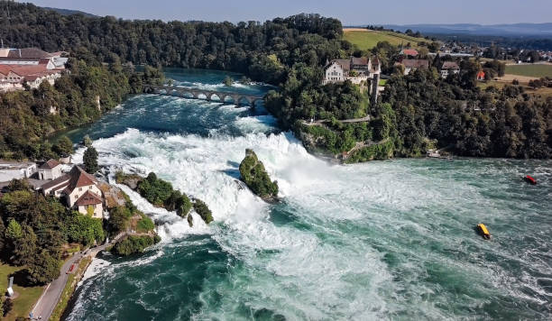 luftbild des rheinfalls, dem grössten wasserfall der schweiz und europas. - rheinfels stock-fotos und bilder