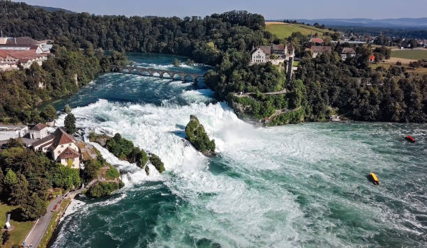 panorama aérien des chutes du rhin, la plus grande chute d'eau en suisse et en europe. - rhine falls photos et images de collection