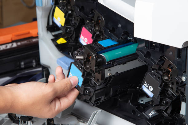 geschäftsmann oder techniker überprüft und ändert die druckerausrüstung patronen ton des laserstrahl multifunktionsdrucker im büro. - kartuschen stock-fotos und bilder