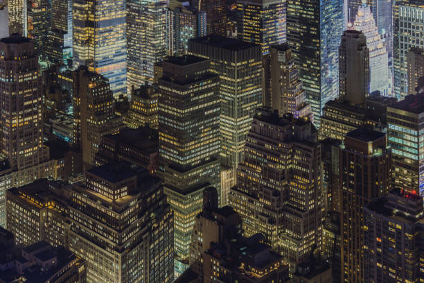a opinião da noite do arranha-céus de manhattan - skyscraper low angle view new york city night - fotografias e filmes do acervo