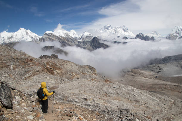 el campamento base everest de montaña nepalí ofrece vistas panorámicas a la cordillera del himalaya en renjo la pass. - renjo la fotografías e imágenes de stock