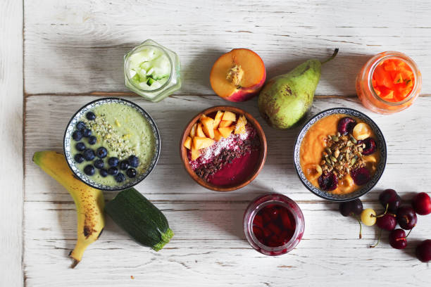 夏のフルーツと野菜のスムージーボウルのカラフルなトリオ - fruit vegetable fruit bowl peaches ストックフォトと画像