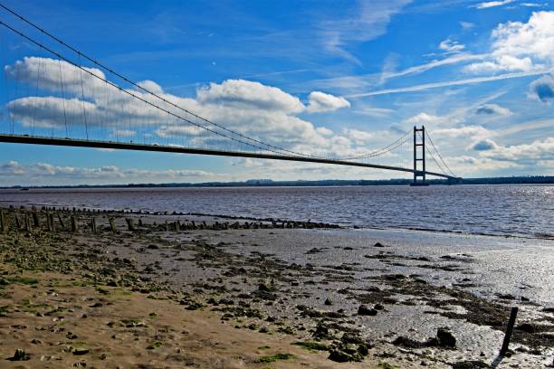 험버 브리지 해변, 험버사이드, 잉글랜드를 가로지르는 반짝이는 햇빛 - humber bridge bridge humber river yorkshire 뉴스 사진 이미지